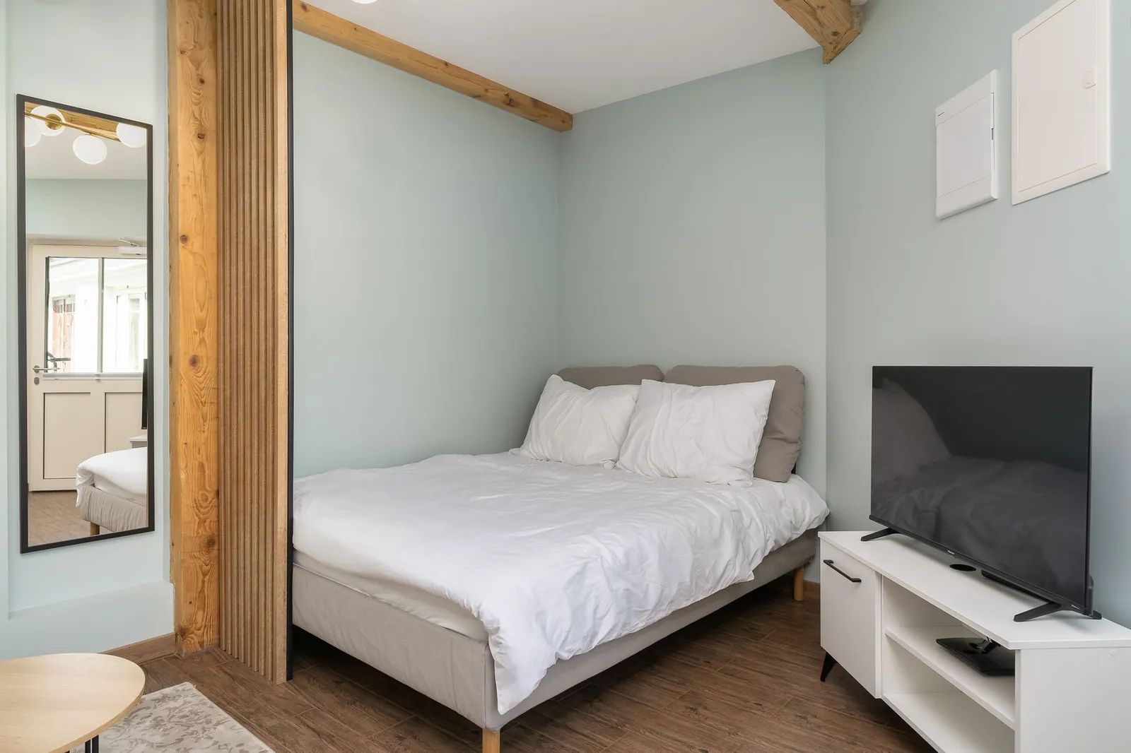 Side-by-side cost comparison of Airbnb and hotels across five group sizes and trip lengths
