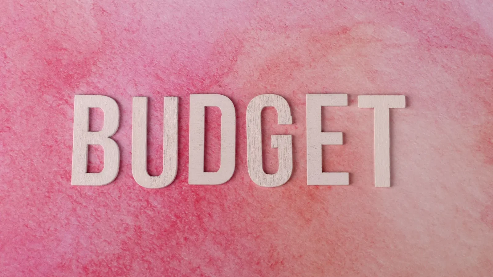 Daily vacation budget split across accommodation, food, activities, and local transport, with dollar ranges by category